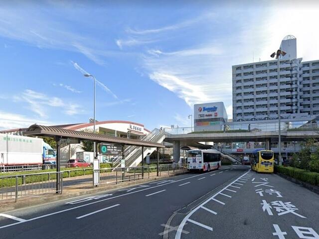 近鉄南大阪線「河内松原駅」徒歩１０分の立地、駅周辺には、商業施設が集中しています。 (750m)