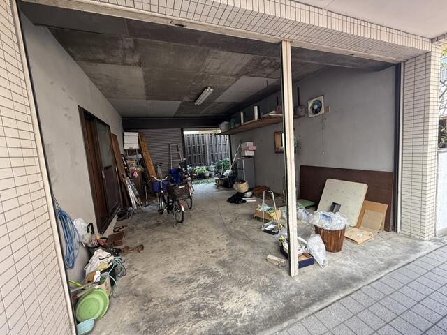 現地（駐車場）／シャッター付車庫！北側と南側にシャッター付いてます！