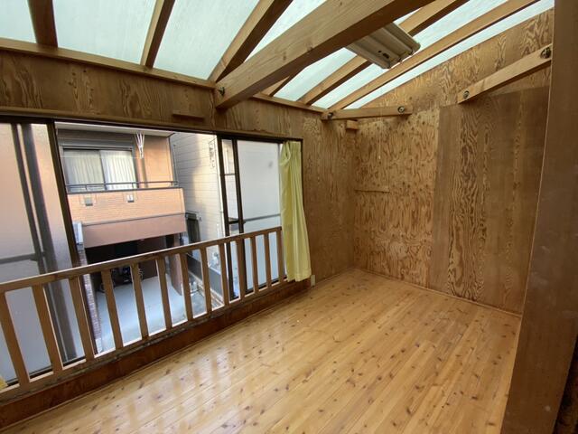 リビング以外の居室／２階洋室！明るくてきれいです！飽きのこないウッド調のお部屋を