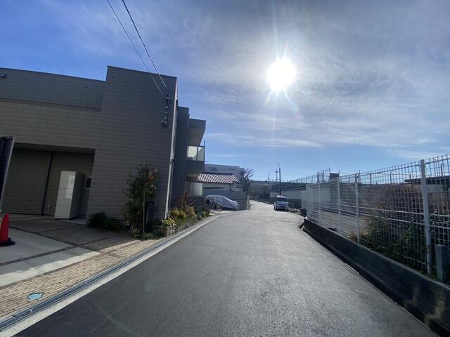 現地（外観）／西側道路です！　道路隔てた西側は豊中市立第五中学校です！