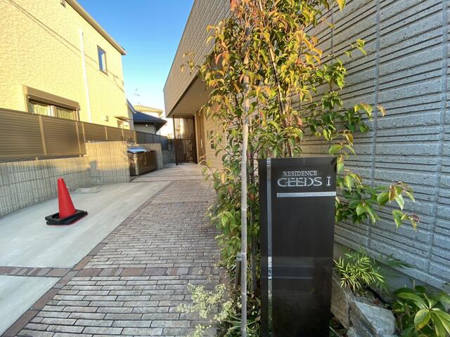 共用部エントランス／エントランスのエンブレムです！