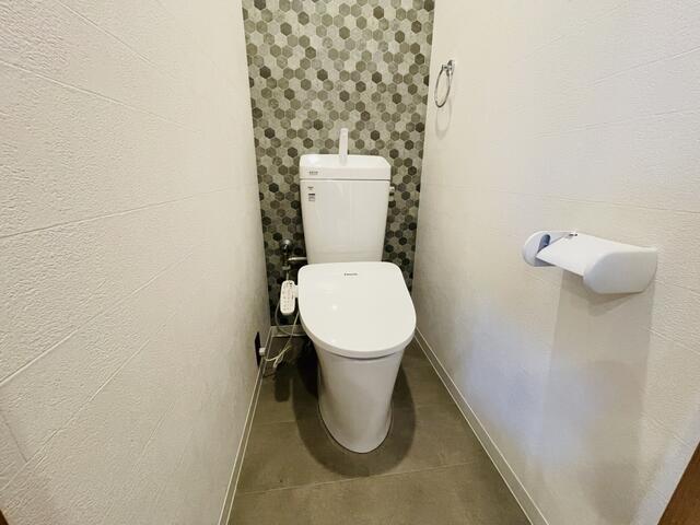 トイレ／◆新調された温水洗浄便座付きトイレです！お洒落なアクセントク