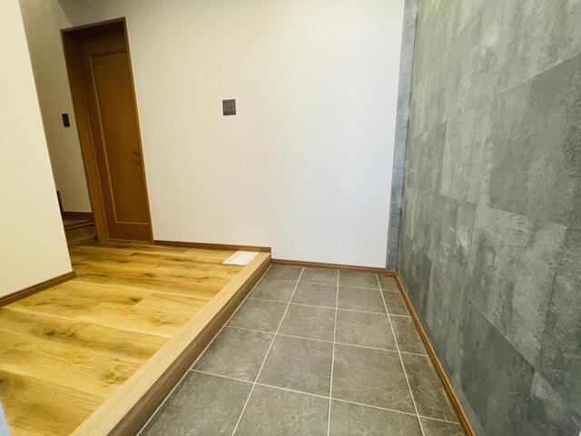 玄関／◆タイル・アクセントクロスがお洒落な広々とした玄関です！◆令