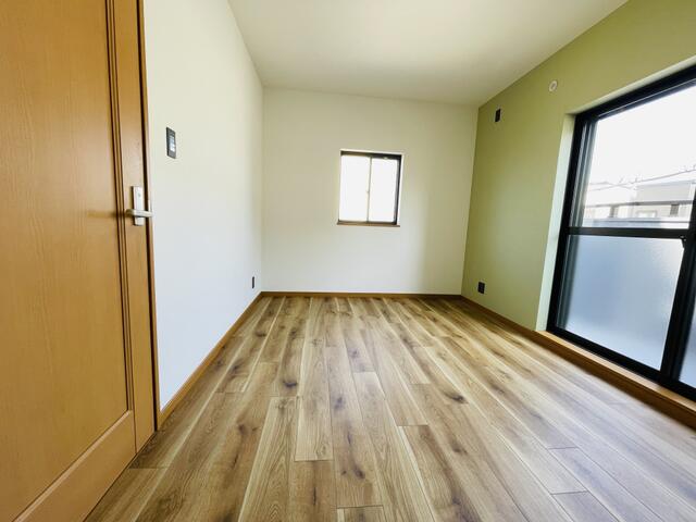 リビング以外の居室／◆３階約６．７帖洋室です！二面採光の明るい洋室です！◆【即日