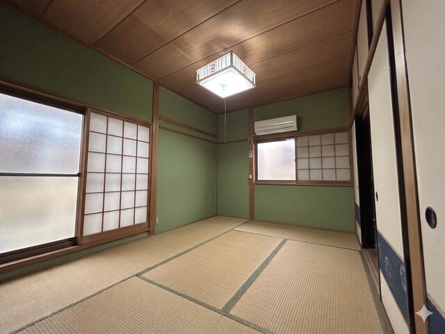 リビング以外の居室／二階和室約６帖　収納豊富　バルコニーに出られます