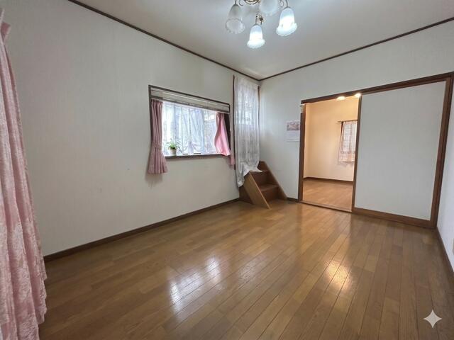 リビング以外の居室／二階洋室約６帖　収納有　出窓有　バルコニーに出られます！