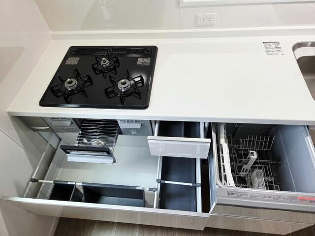 キッチン／キッチン横に窓付きで換気良好♪　　ガスコンロ３口付きで、同時／撮影日2025-06-20