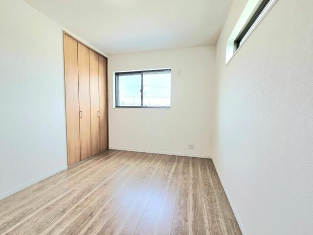 リビング以外の居室／２階東北の洋室です。　約６帖の洋室にはクローゼットを完備、寝／撮影日2025-06-20