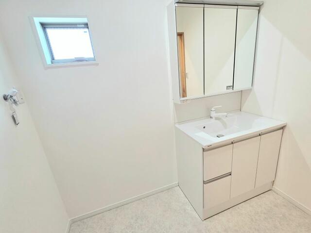 洗面台・洗面所／明るい照明と清潔な内装で、日々のケアタイムを気持ちよく。　鏡／撮影日2025-06-20