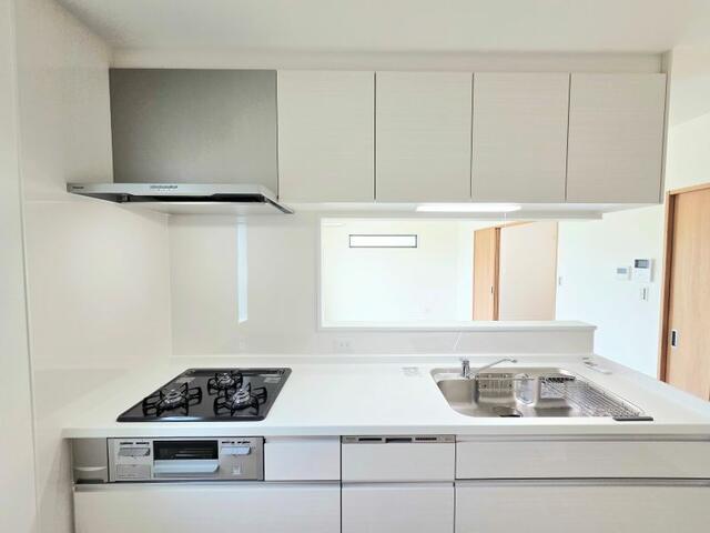 キッチン／キッチンからＬＤＫ全体が見渡せる対面式設計。　料理をしながら／撮影日2025-06-20