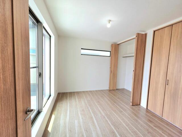 リビング以外の居室／２階南西の洋室です。　二面採光設計で明るく、風通しのよい快適／撮影日2025-06-20