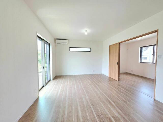 リビング／１６帖のＬＤＫは南側採光で、日中は照明要らずの明るさ☆／撮影日2025-06-20