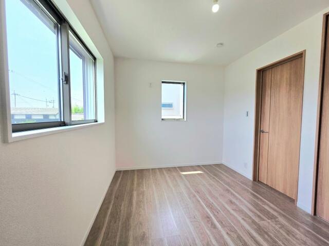 リビング以外の居室／１階リビング横の洋室です。　風通しがよく明るい空間。クローゼ／撮影日2025-06-20