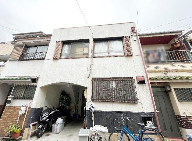 現地（外観）／駐車場付き中古テラスハウス。駐車場付き物件は需要があり、おす