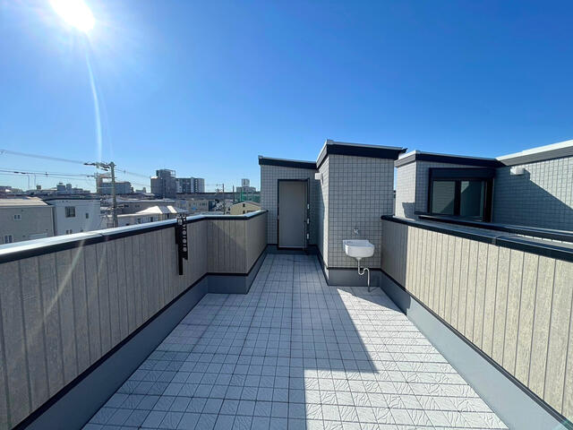 バルコニー／広々としたルーフバルコニー。洗濯物を干すのはもちろん、お家プ