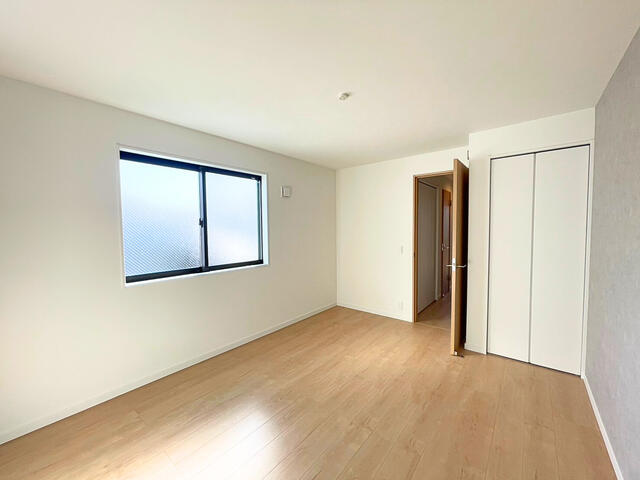 リビング以外の居室／３階納戸。２面採光のはいる明るいお部屋です♪