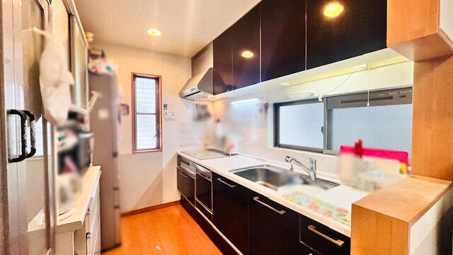 キッチン／本を読みながら料理をしたり、家族とコミュニケーションを取りな