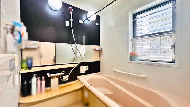 浴室／浴室は湿気がたまりやすく、換気扇だけではどうしてもカビが出て