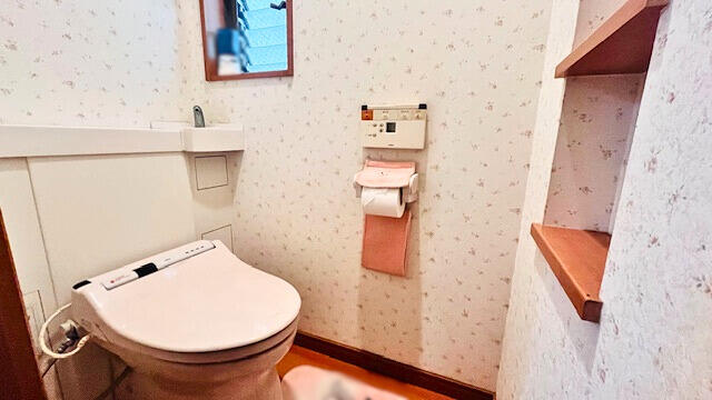 トイレ／換気用に換気扇はもちろん、窓も着いているので常に快適ですね♪