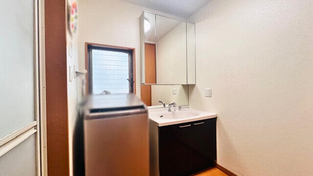 洗面台・洗面所／ゆとりの洗面スペースで朝の身支度も快適スムーズに。３面鏡で髪