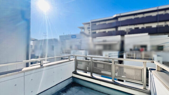 バルコニー／開放的なバルコニーは見晴らしもよく、太陽の温かな温もりをめい