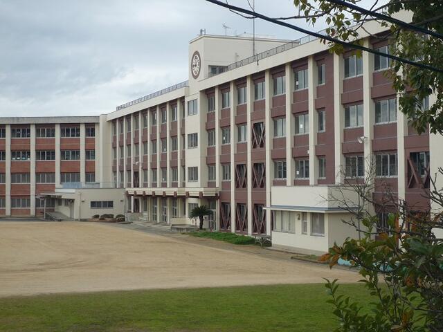 柏原市立旭ケ丘小学校 (385m)