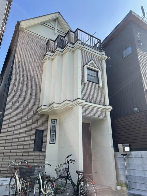 現地（外観）／３階のバルコニーはゆとりがあり、高台になっているため、眺望良