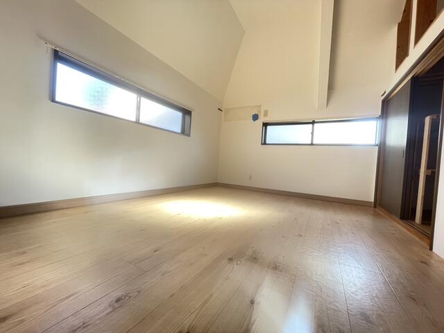 リビング以外の居室／３階洋室６帖♪　窓が三面にあり、陽当りもよく、明るい洋室です
