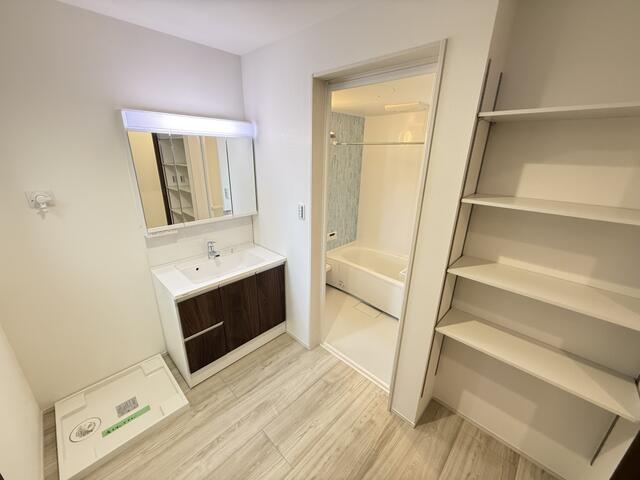 洗面台・洗面所／広い洗面・脱衣室で動きもスムーズにできます。