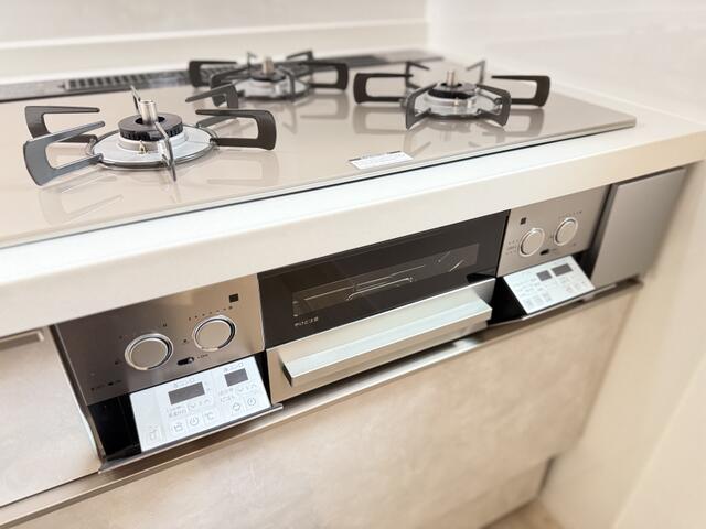 キッチン／３口コンロ付で素早く調理出来ます。