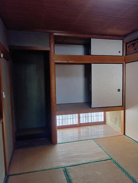 リビング以外の居室／２階　床の間　収納