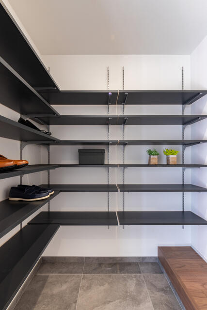 収納／大容量のウォークスルーシューズクローク／撮影日2025-08-04