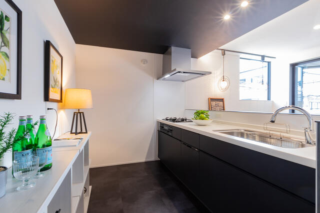 キッチン／対面式キッチンなので料理をしながら家族との会話も弾みます／撮影日2025-08-04