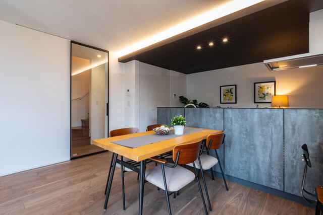 リビング／間接照明でスタイリッシュな空間／撮影日2025-08-04