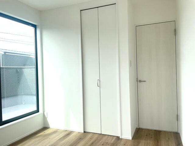 リビング以外の居室／３階：洋室５．４帖《毎週末ＯＰＥＮＨＯＵＳＥ開催中！１３：０／撮影日2025-05-27