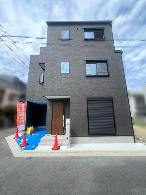 現地（外観）／堂々完成！照明器具・家具も設置完了！即時入居可能です♪／撮影日2025-05-27
