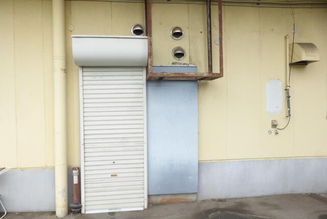 現地（外観）／裏（シャッターは、残置物のため、修理・処分等は借主様負担とな