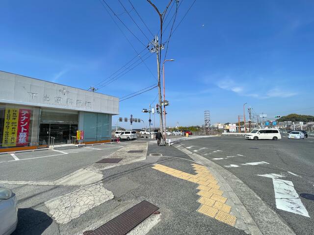 現地（外観）／前面道路は交通量も多いです♪