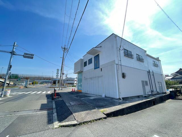 現地（外観）／現在改装中の２階出入口。