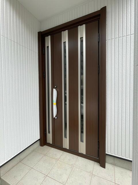 玄関／玄関扉も新調しました。