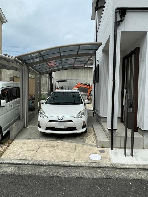 現地（駐車場）／カーポート付きです。