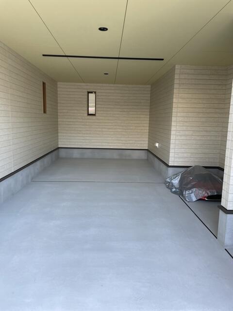 現地（駐車場）／シャッターガレージ内です