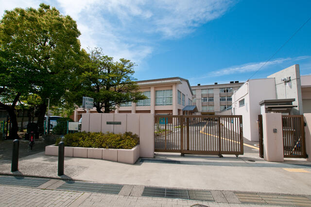 泉佐野市立第二小学校 (324m)