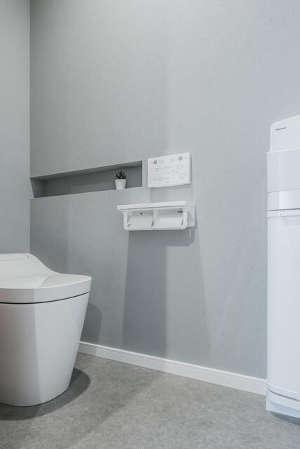 トイレ／シックなクロスを採用したトイレはタンクレストイレを採用。お手