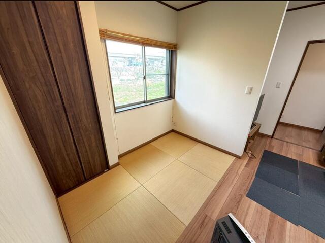 リビング以外の居室／約２．６帖の畳スペースで和みのひとときをお過ごしいただけます