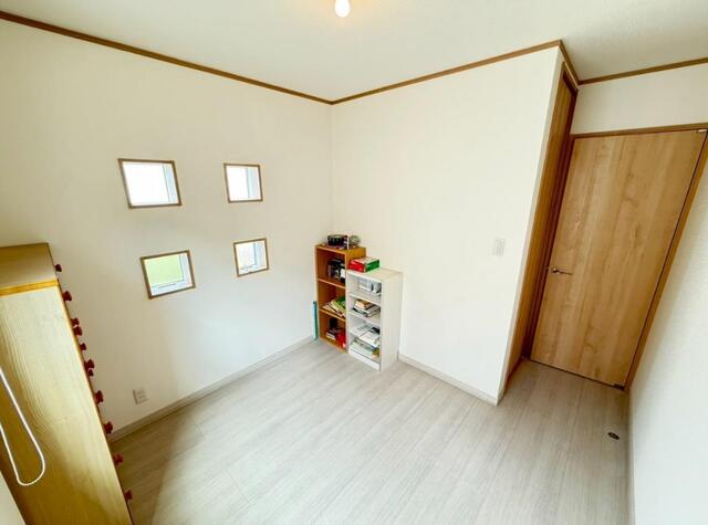リビング以外の居室／２階約４．７帖の洋室です♪スクエア型の窓がかわいらしいお部屋