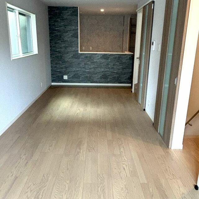 リビング／アクセントをつけたクロスでスタイリッシュな空間／撮影日2025-08-27