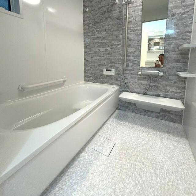 浴室／手すり付きで快適、安心安全のバスタイム／撮影日2025-08-27