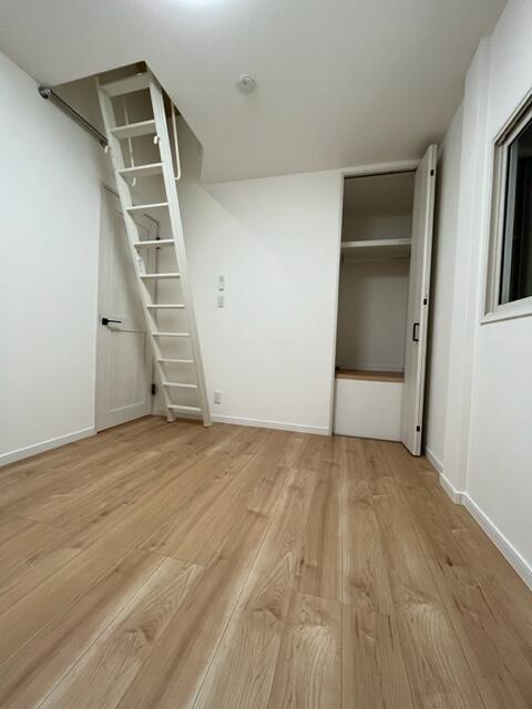 リビング以外の居室／３Ｆ　６帖収納、ロフトはしご／撮影日2023-01-27