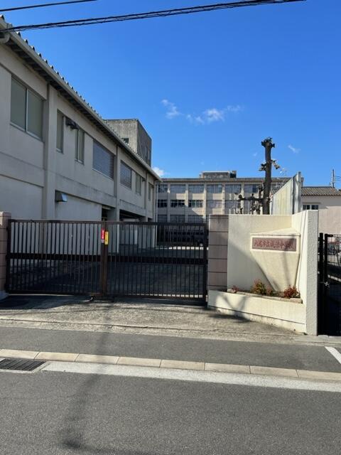 八尾市立成法中学校 (886m)